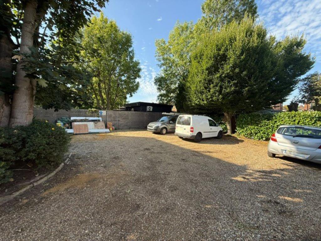 Lot: 121 - GROUND FLOOR APARTMENT FOR IMPROVEMENT - Shared gravel parking area